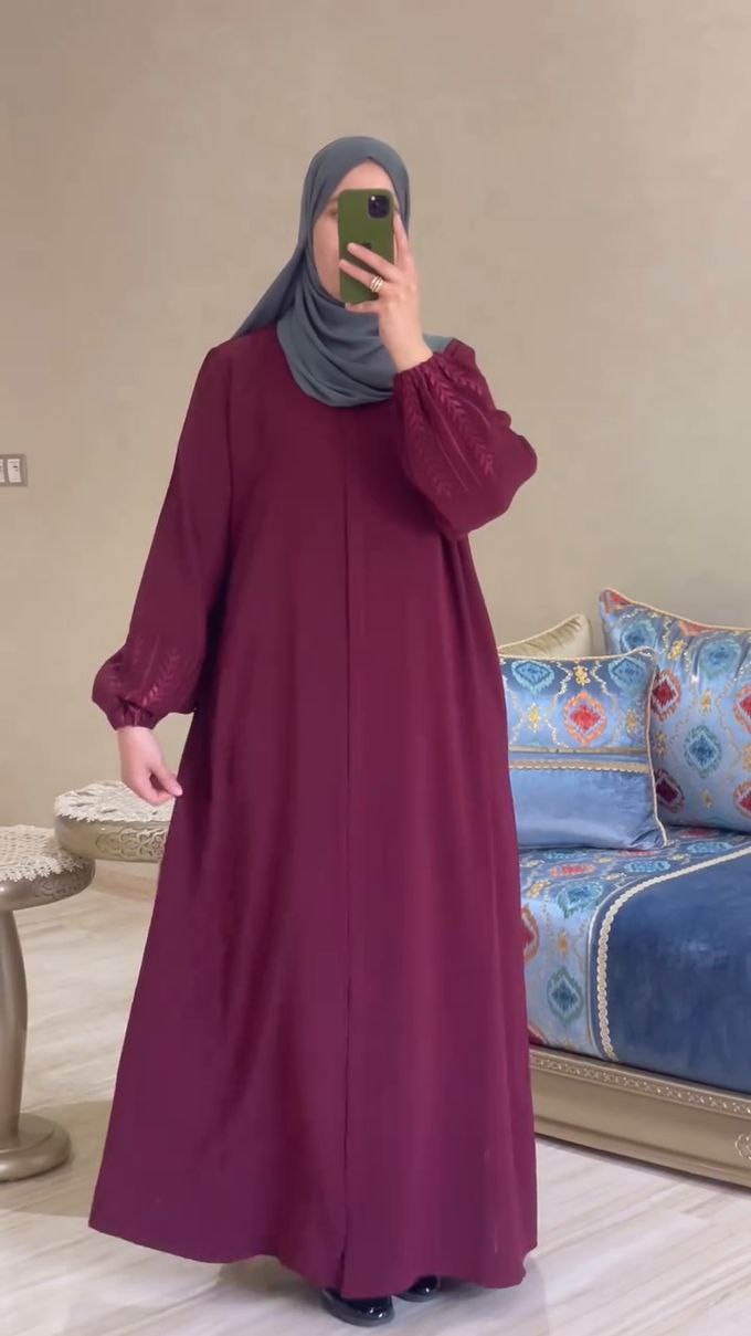 عباية نسائية أنيقة بتطريز ناعم على الأكمام