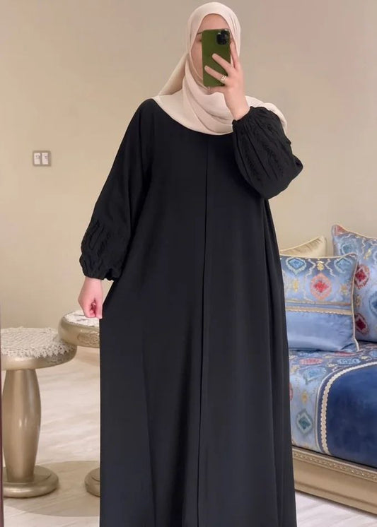 عباية نسائية أنيقة بتطريز ناعم على الأكمام